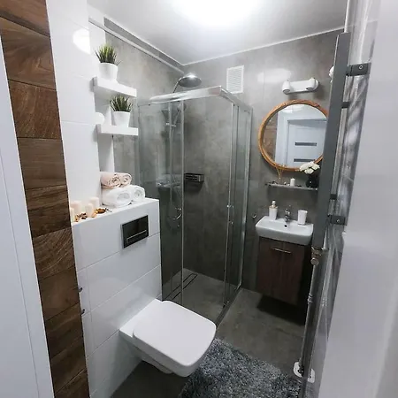 New - 300 M Town Hall - 3 - 7 People Apartament *