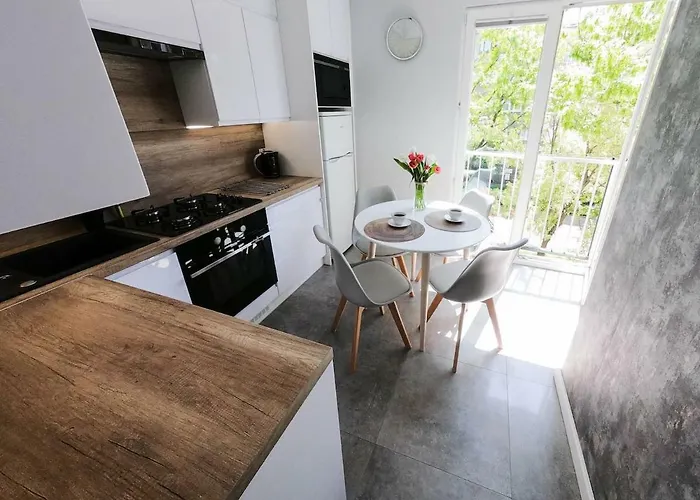 Apartment New - 300 M Town Hall - 3 - 7 People