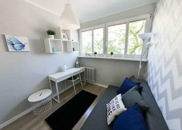 New - 300 M Town Hall - 3 - 7 People *