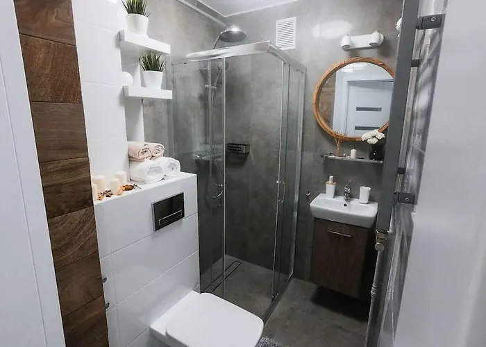 New - 300 M Town Hall - 3 - 7 People Apartment *