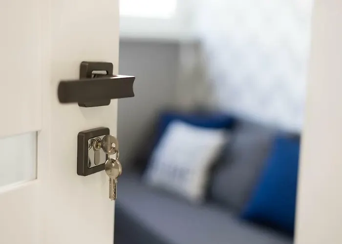 New - 300 M Town Hall - 3 - 7 People Apartment