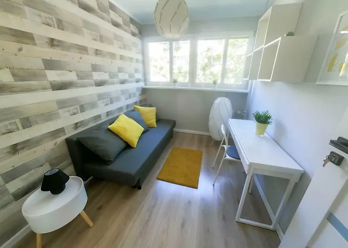 New - 300 M Town Hall - 3 - 7 People Apartment *